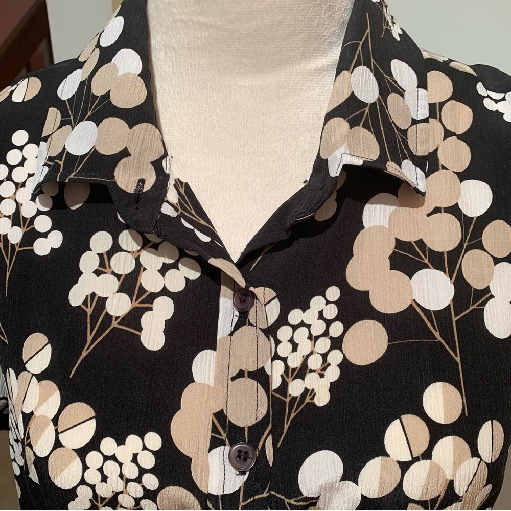 MOSSIMO. 100% Silk Shirt. Circular patterns in tan/white. Short sleeves. - Picture 5 of 9